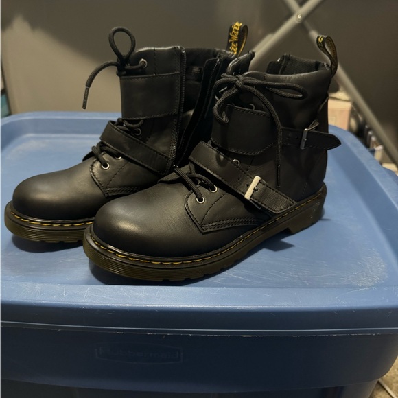 New Black Dr. Martens Airwave Strappy Boots Size 6 - Picture 1 of 8